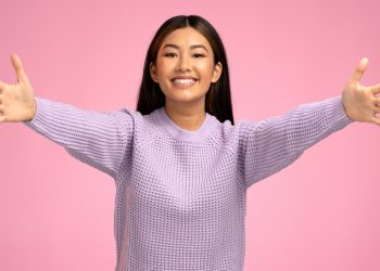 포옹하려는듯 접근, 귀중품 날치기 … ‘허깅 강도’ 경보