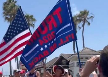 트럼프, 피격 사건에 “난 죽었어야 할 몸…신이 살렸다”