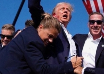 총 맞은 트럼프 옆 경호원들 왜 ‘활짝’ 웃었나…음모론 확산