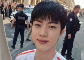 파리올림픽 성화 봉송 BTS 진 “잘생겼다” 인증 사진