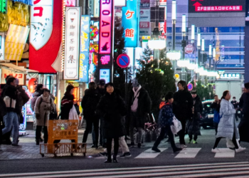 한국 패션 감탄하는 日 10대들…10~40대·60대 이상 여성 한국 1위