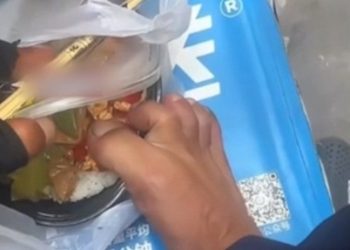 고객 음식 맨발로 ‘휘적’하고 ‘퉤’…배달원의 엽기 행각