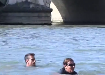 이달고 파리 시장 센강서 수영 .. 부시장과 함께 “풍덩”