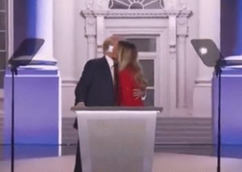 “트럼프 키스, 고개 돌린 멜라니아”… ‘불화설'(영상)