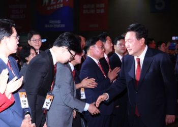 윤석열, 한동훈 손 잡았다 “지금까지 하나”