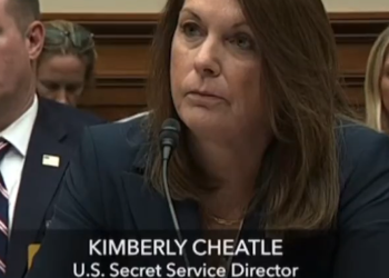 “저격범 포착하고도 지붕 위 오르는 것 못봐”…8발 발사