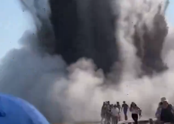 옐로스톤서  간헐천 돌발폭발..관람객 대피(영상)