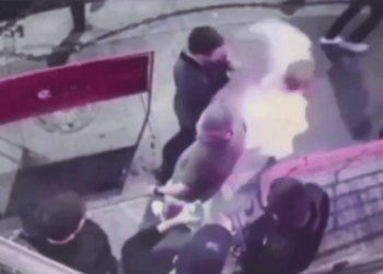 몸 만진 남성에 레프트 훅 날린 여성의 정체(영상)