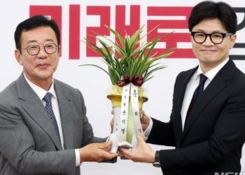 윤석열 대통령 축하 난 받은 한동훈 “제가 잘하겠다”