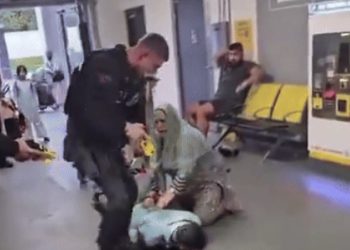 “머리 걷어차고 짓밟아”…영국경찰, 폭력적 진압 논란(영상)