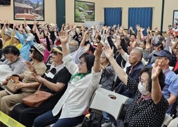 한인들 시니어센터서 파리올림픽 개막식 단체 관람