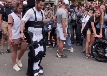 ‘하반신 마비’ 선수, 두 발로 성화 봉송 ‘울컥'(영상)