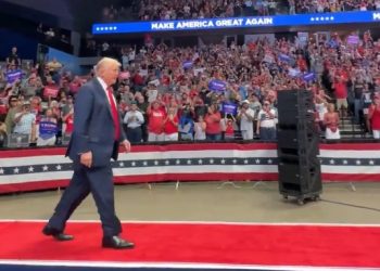 “트럼프 상처 안 보여 … “총알 맞은 것 맞나” 의혹