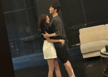 유명 여배우,  남자배우 엉덩이 만지며 성희롱