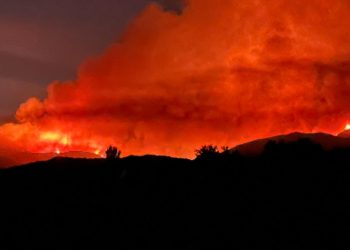 ‘닉슨 산불’ 급속 확산 … 3,700 에이커 전소, 주민 대피령