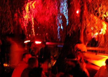 [화제] 처음 만난 남성과 입맞춤 열나고 구토…병명 ‘키스병’