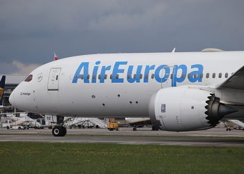 보잉, 또 난기류 사고…”비상착륙 승객 30명 부상”