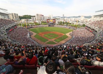 프로야구 KIA 홈경기 영어로 생중계한다