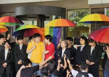 한국 대법 “동성 부부 피부양자 인정”판결…외신”역사적 승리” 일제히 보도