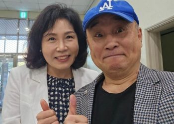 김혜경과 사진 찍은 개그맨, 정봉주 저격 “이준석 존경?”