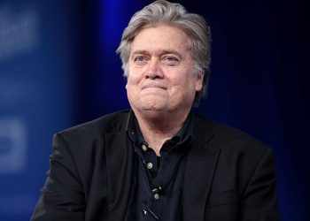 트럼프 최측근 배넌, 의회모욕죄 교도소 수감