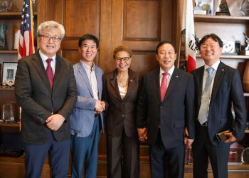 한국 세종시장 일행, 캐런 배스 LA 시장 예방