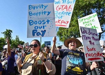 디즈니랜드 직원 임금 31% 큰 폭 인상 … 파업직전 합의