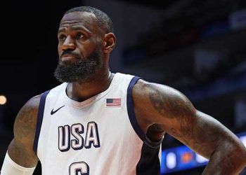 ‘NBA’ 르브론 제임스, 성조기 들고 파리올림픽 입장…미국팀 기수