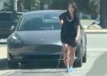 도로 한 복판 이 여성, 왜 사무라이 칼 들었나…1명 사망