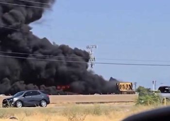 자동차 재활용센터 큰 불…차량 300여대 전소, 시커먼 연기 뒤덮어