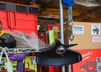 훔친 물건만 80만 달러 어치 산더미 처럼 쌓여