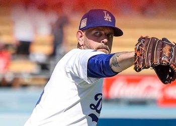 다저스 팩스턴, 승리투수 다음날 방출 통보