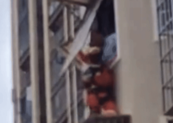 6층에서 추락한 아이 4층에 걸려 구사일생(영상)