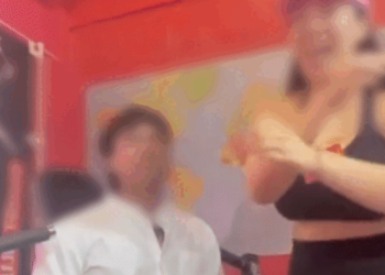 여성에 뺨 맞는 술집 ‘문전성시’ …”스트레스 풀려”(영상)