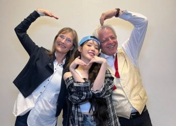 “정말 다정하고 사려깊다”…아이유, 캘리포니아 할아버지팬 만났다