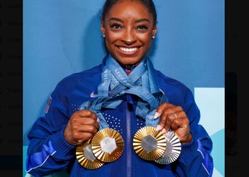 ‘미국 체조 전설’ 바일스 유니폼 한글 포착…’누구든, 모두가’