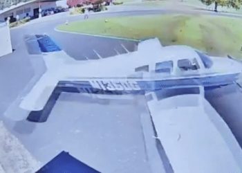 영화 같은 장면…골프장 추락 경비행기, 골퍼 옆 스쳐가(영상)