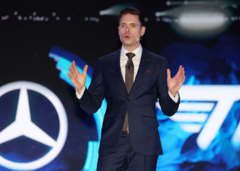 “판매 급감에 배터리 논란”…위기에 내몰린 벤츠