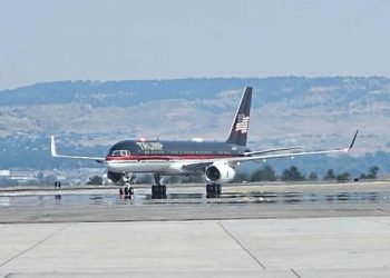 트럼프 탑승 전용기, 기술적 문제 목적지 아닌 곳에 이상착륙