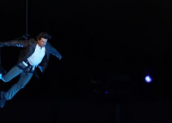 톰 크루즈, 파리 폐막식 경기장 지붕서 케이블타고 하강