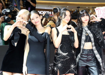 블랙핑크, 11개월 만에 뭉쳤다…제니 팬들 앞서 ‘눈물’