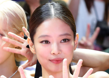 블랙핑크, 11개월 만에 뭉쳤다…제니 팬들 앞서 ‘눈물’