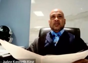 재판 방청하다 잠든 여학생에 수의 입히고 수갑채워