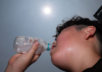 “생수병 얼리지 마세요”…가열할 때보다 ‘이것’ 더 나와