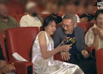 홍상수 품에 안긴 김민희 “당신 영화 정말 사랑해” … 로카르노 최우수연기상