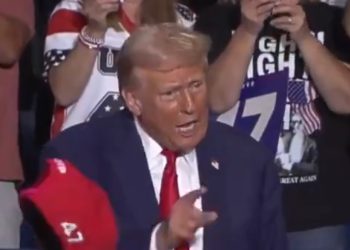 “트럼프,  히스패닉 무시와 자만심 때문 결국 진다”