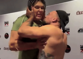 주짓수 혼성 대결…상대 여선수에 강제 키스 논란(영상)