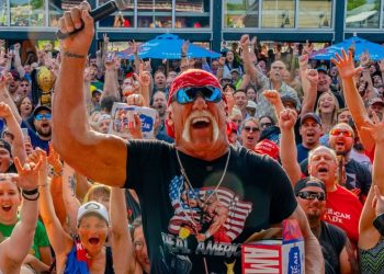 헐크 호건, 해리스 혈통 조롱…”카멜레온? 인디언?”