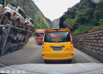 새 SUV 차 5대 와르르…탁송 트럭의 실수(영상)