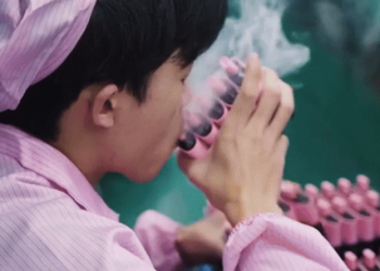 직원 입 대고 테스트…충격적인 전자담배 공장(영상)